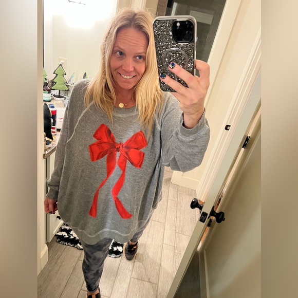 Wildfox ~ I’m The Present Sweatshirt - large red bow! So adorable! Size xxs! - Picture 15 of 16